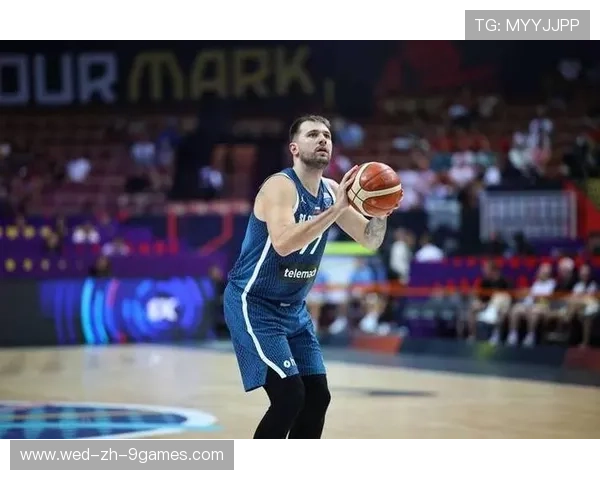 独行侠东契奇高难度急停跳投，稳定得分